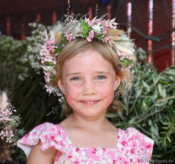 Traditionelles Blumenkranzbinden für Kinder beim Midsommar Havn-Fest im Europa-Park