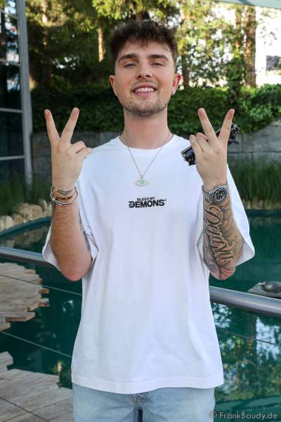 Mike Singer - Backstage bei der Internet Casting Show "ShowYourTalent" mit Knossi im Europa-Park