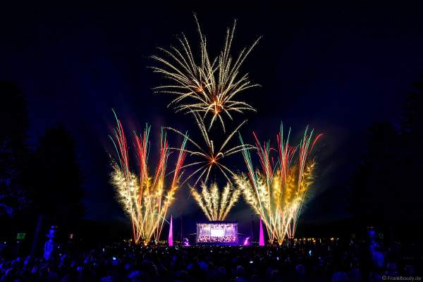 Feuerwerk bei Schloss in Flammen 2022 in Schwetzingen beim Mannheimer Sommer