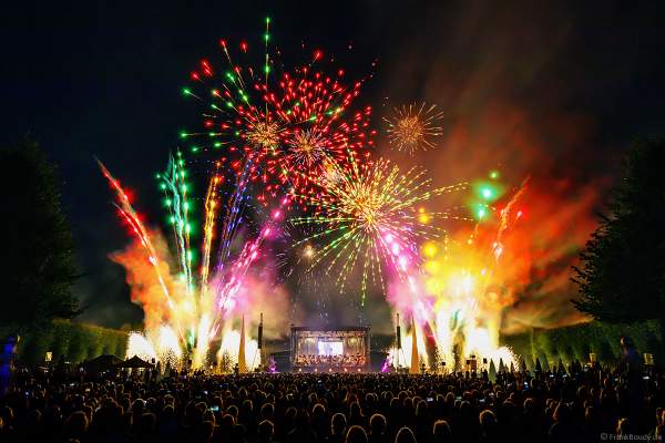 Feuerwerk bei Schloss in Flammen 2022 in Schwetzingen beim Mannheimer Sommer