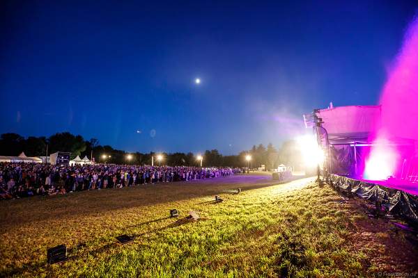 DJs, Live-Acts und eine grandiose multimediale Wassershow mit Feuerwerk bei Vents d’Est 2022