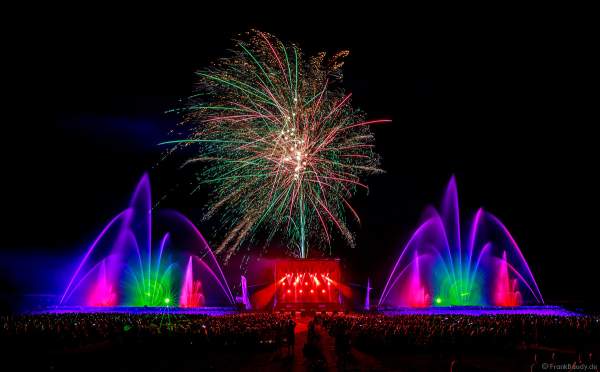 DJs, Live-Acts und eine grandiose multimediale Wassershow mit Feuerwerk bei Vents d’Est 2022