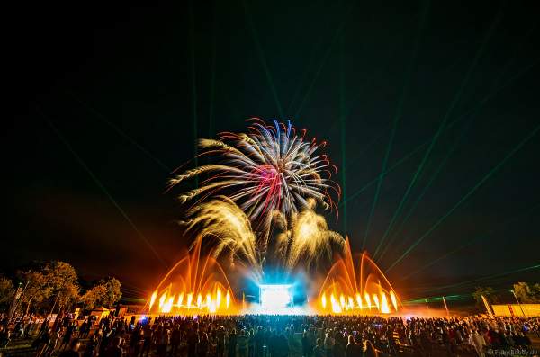 DJs, Live-Acts und eine grandiose multimediale Wassershow mit Feuerwerk bei Vents d’Est 2022
