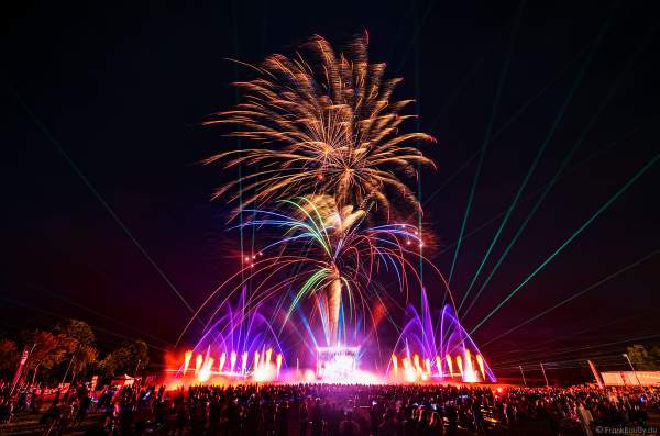 DJs, Live-Acts und eine grandiose multimediale Wassershow mit Feuerwerk bei Vents d’Est 2022