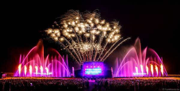 DJs, Live-Acts und eine grandiose multimediale Wassershow mit Feuerwerk bei Vents d’Est 2022