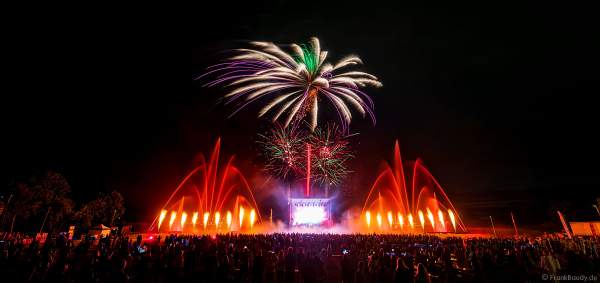 DJs, Live-Acts und eine grandiose multimediale Wassershow mit Feuerwerk bei Vents d’Est 2022