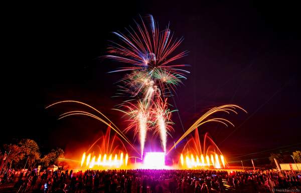 DJs, Live-Acts und eine grandiose multimediale Wassershow mit Feuerwerk bei Vents d’Est 2022