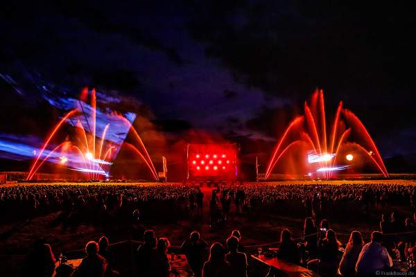 DJs, Live-Acts und eine grandiose multimediale Wassershow mit Feuerwerk bei Vents d’Est 2022