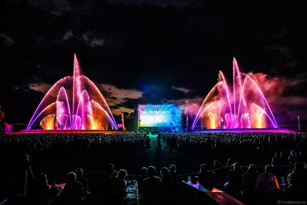DJs, Live-Acts und eine grandiose multimediale Wassershow mit Feuerwerk bei Vents d’Est 2022