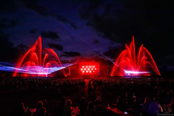 DJs, Live-Acts und eine grandiose multimediale Wassershow mit Feuerwerk bei Vents d’Est 2022