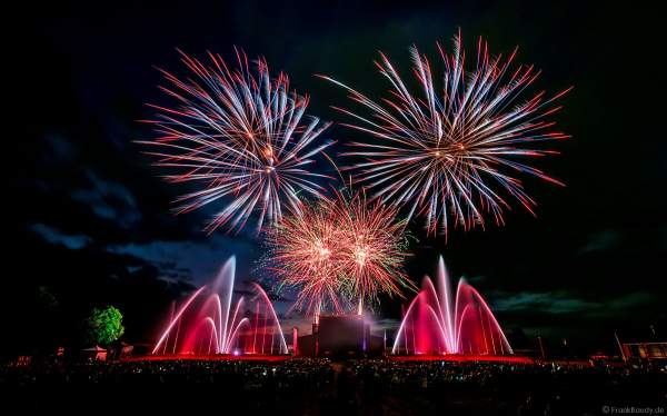 DJs, Live-Acts und eine grandiose multimediale Wassershow mit Feuerwerk bei Vents d’Est 2022