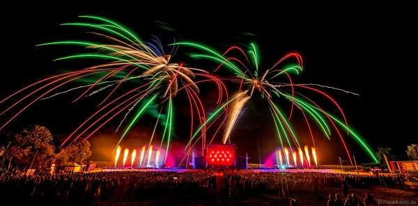 DJs, Live-Acts und eine grandiose multimediale Wassershow mit Feuerwerk bei Vents d’Est 2022