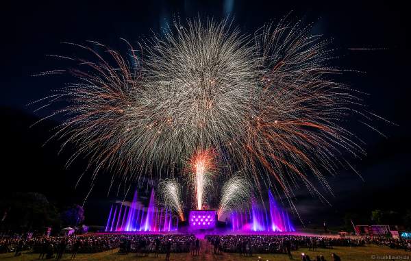 DJs, Live-Acts und eine grandiose multimediale Wassershow mit Feuerwerk bei Vents d’Est 2022