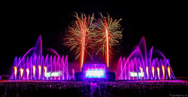DJs, Live-Acts und eine grandiose multimediale Wassershow mit Feuerwerk bei Vents d’Est 2022