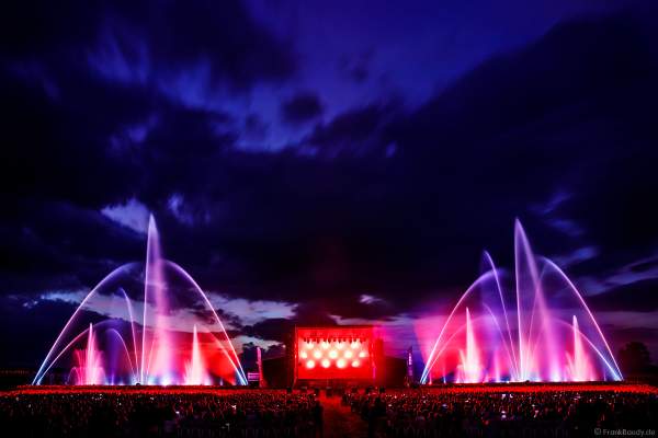 DJs, Live-Acts und eine grandiose multimediale Wassershow mit Feuerwerk bei Vents d’Est 2022