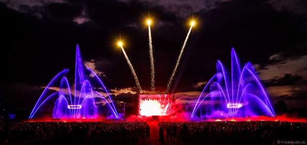 DJs, Live-Acts und eine grandiose multimediale Wassershow mit Feuerwerk bei Vents d’Est 2022