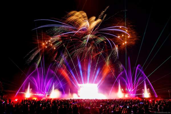 DJs, Live-Acts und eine grandiose multimediale Wassershow mit Feuerwerk bei Vents d’Est 2022