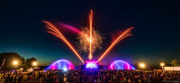 DJs, Live-Acts und eine grandiose multimediale Wassershow mit Feuerwerk bei Vents d’Est 2022