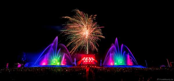 DJs, Live-Acts und eine grandiose multimediale Wassershow mit Feuerwerk bei Vents d’Est 2022