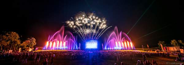 DJs, Live-Acts und eine grandiose multimediale Wassershow mit Feuerwerk bei Vents d’Est 2022