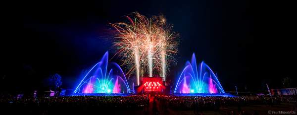 DJs, Live-Acts und eine grandiose multimediale Wassershow mit Feuerwerk bei Vents d’Est 2022