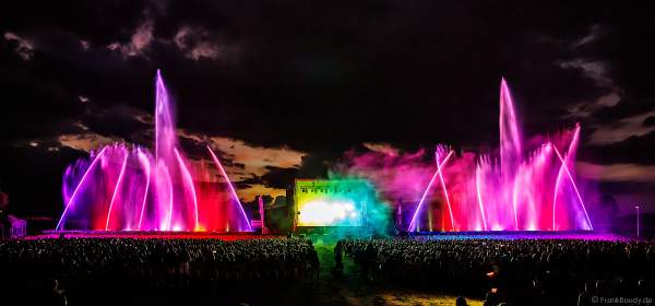 DJs, Live-Acts und eine grandiose multimediale Wassershow mit Feuerwerk bei Vents d’Est 2022