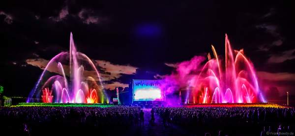 DJs, Live-Acts und eine grandiose multimediale Wassershow mit Feuerwerk bei Vents d’Est 2022