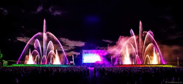 DJs, Live-Acts und eine grandiose multimediale Wassershow mit Feuerwerk bei Vents d’Est 2022