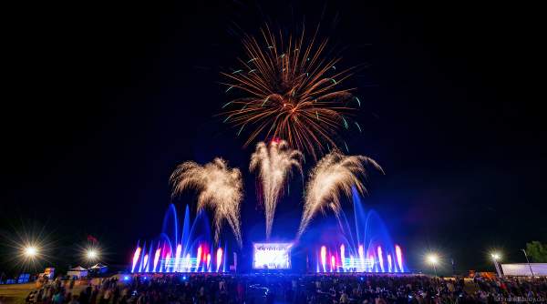 DJs, Live-Acts und eine grandiose multimediale Wassershow mit Feuerwerk bei Vents d’Est 2022