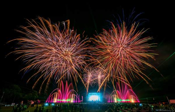 DJs, Live-Acts und eine grandiose multimediale Wassershow mit Feuerwerk bei Vents d’Est 2022