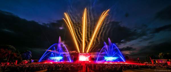 DJs, Live-Acts und eine grandiose multimediale Wassershow mit Feuerwerk bei Vents d’Est 2022