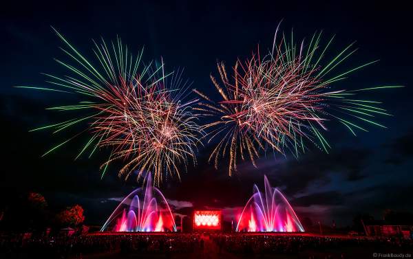 DJs, Live-Acts und eine grandiose multimediale Wassershow mit Feuerwerk bei Vents d’Est 2022