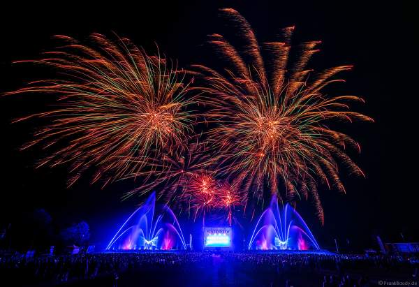 DJs, Live-Acts und eine grandiose multimediale Wassershow mit Feuerwerk bei Vents d’Est 2022