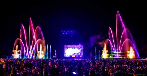 DJs, Live-Acts und eine grandiose multimediale Wassershow mit Feuerwerk bei Vents d’Est 2022