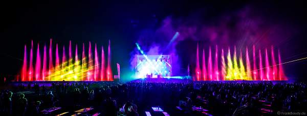 DJs, Live-Acts und eine grandiose multimediale Wassershow mit Feuerwerk bei Vents d’Est 2022