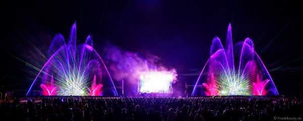 DJs, Live-Acts und eine grandiose multimediale Wassershow mit Feuerwerk bei Vents d’Est 2022