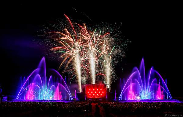 DJs, Live-Acts und eine grandiose multimediale Wassershow mit Feuerwerk bei Vents d’Est 2022