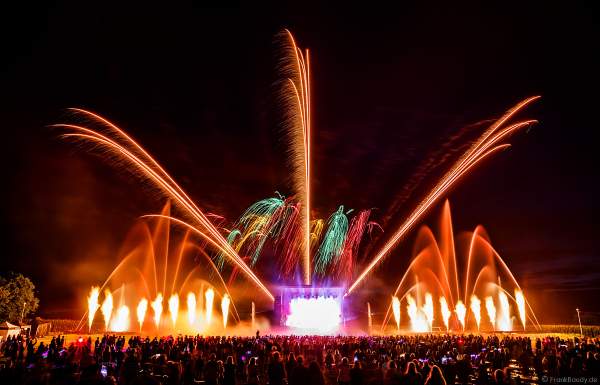DJs, Live-Acts und eine grandiose multimediale Wassershow mit Feuerwerk bei Vents d’Est 2022