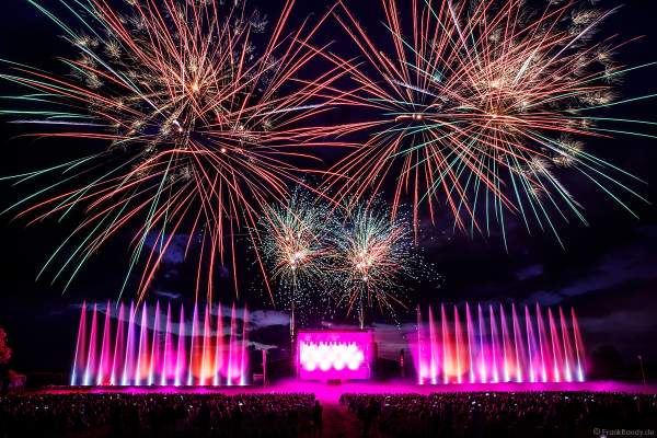 DJs, Live-Acts und eine grandiose multimediale Wassershow mit Feuerwerk bei Vents d’Est 2022