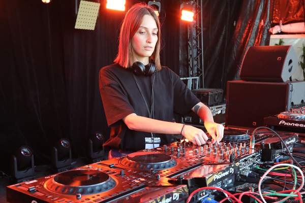 DJ AMS am Pult - RIFFX und Top Music bei Vents d’Est 2022