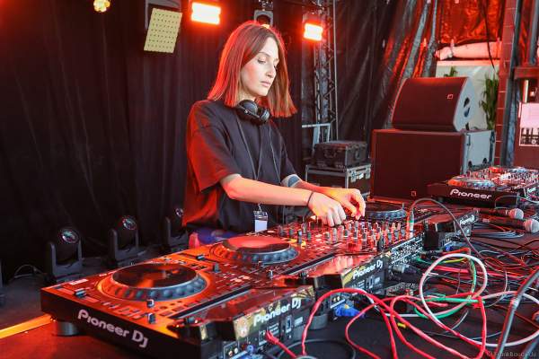 DJ AMS am Pult - RIFFX und Top Music bei Vents d’Est 2022