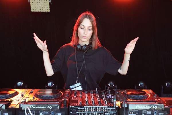 DJ AMS am Pult - RIFFX und Top Music bei Vents d’Est 2022