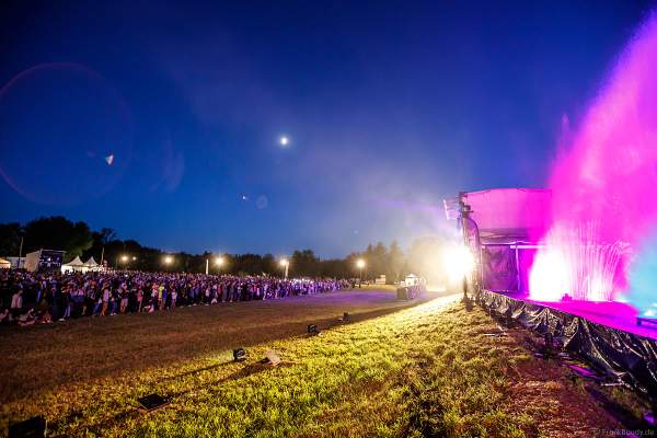 DJs, Live-Acts und eine grandiose multimediale Wassershow mit Feuerwerk bei Vents d’Est 2022