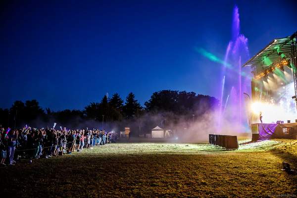 DJs, Live-Acts und eine grandiose multimediale Wassershow mit Feuerwerk bei Vents d’Est 2022