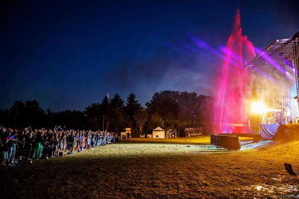DJs, Live-Acts und eine grandiose multimediale Wassershow mit Feuerwerk bei Vents d’Est 2022