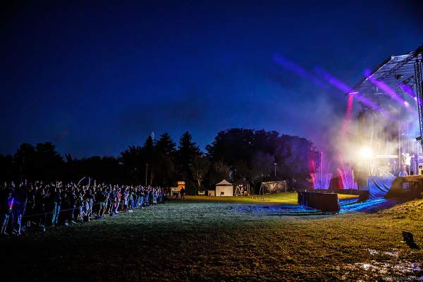 DJs, Live-Acts und eine grandiose multimediale Wassershow mit Feuerwerk bei Vents d’Est 2022