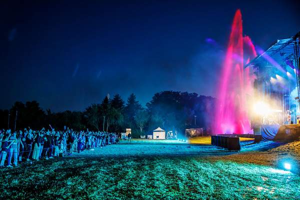 DJs, Live-Acts und eine grandiose multimediale Wassershow mit Feuerwerk bei Vents d’Est 2022