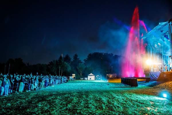 DJs, Live-Acts und eine grandiose multimediale Wassershow mit Feuerwerk bei Vents d’Est 2022