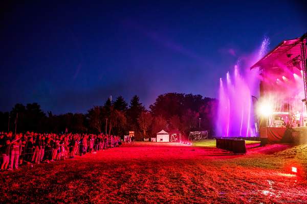 DJs, Live-Acts und eine grandiose multimediale Wassershow mit Feuerwerk bei Vents d’Est 2022