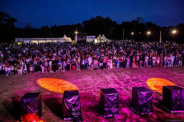DJs, Live-Acts und eine grandiose multimediale Wassershow mit Feuerwerk bei Vents d’Est 2022